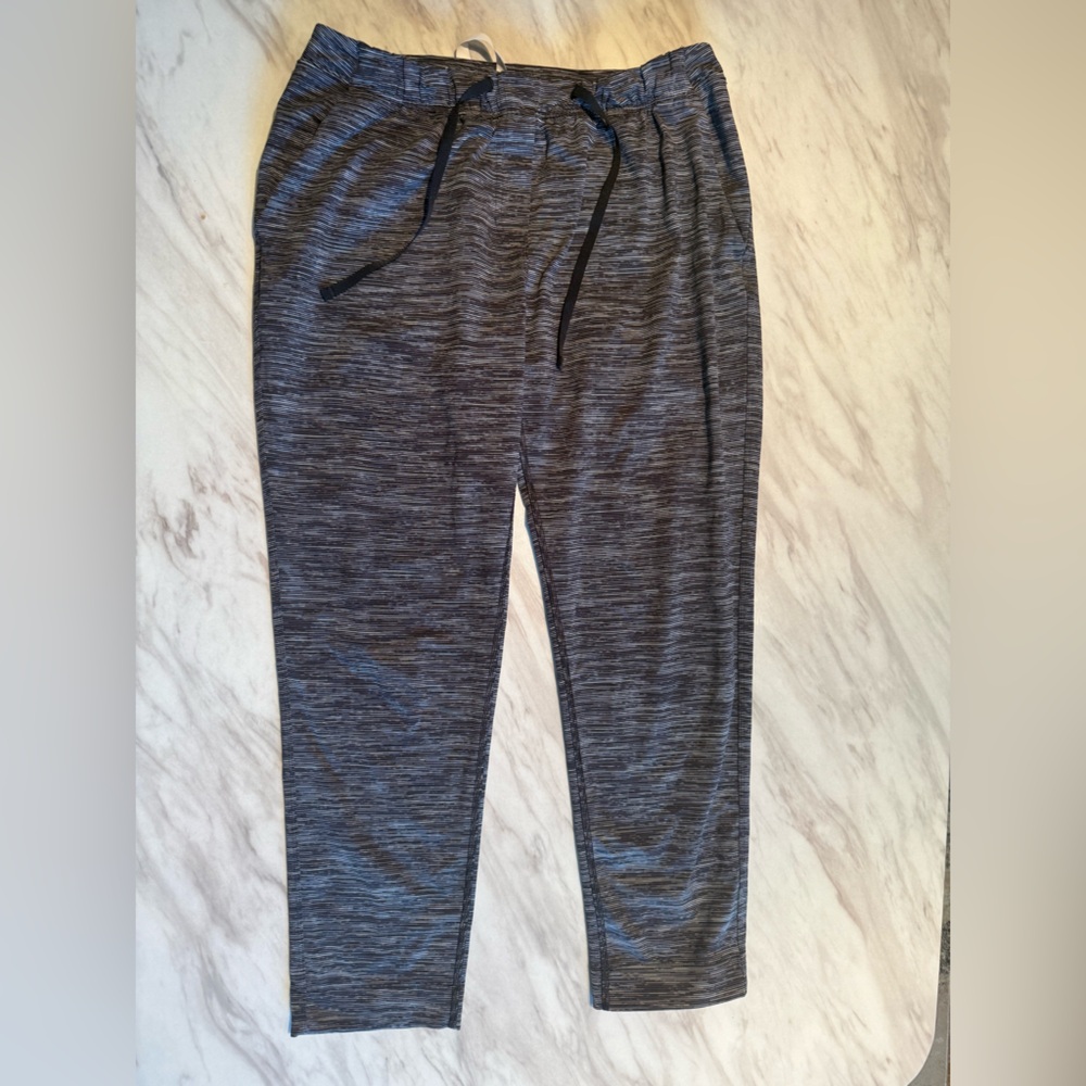 Lululemon Black and Grey Crop Pants Size 8